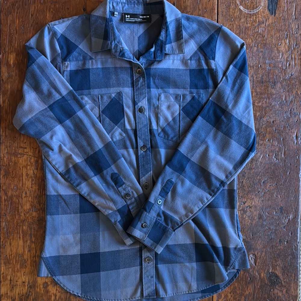 Women’s Under Amour lightweight flannel top -M